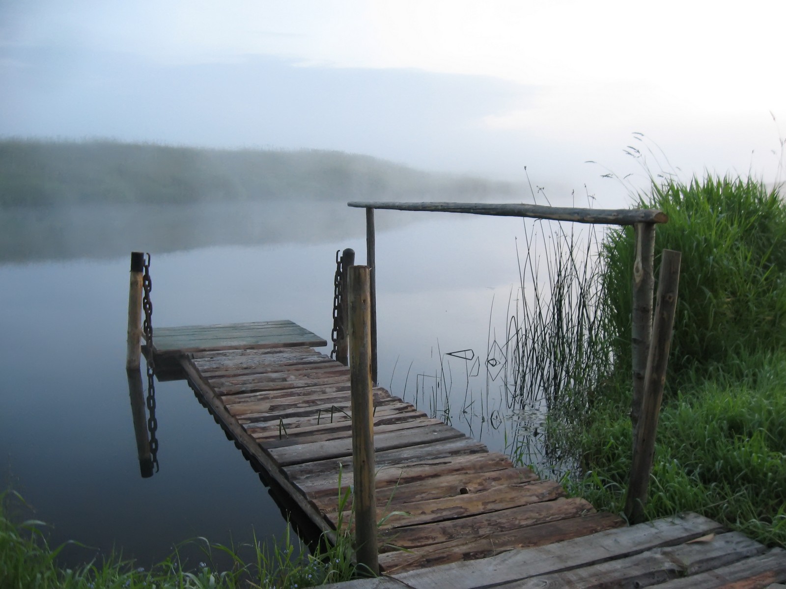 Мы вышли к озеру. Воейково озеро мостки. Озеро Маслеево. Мостки на озере. Деревянные мостики на реке.