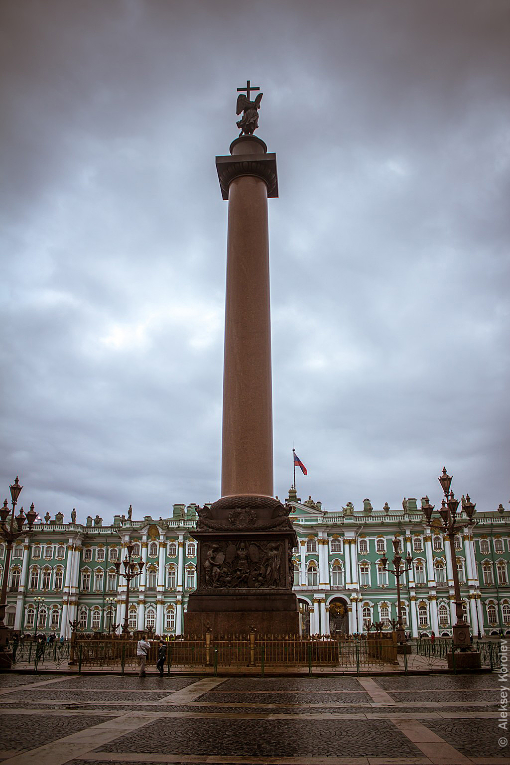 александровская колонна на дворцовой площади в санкт петербурге
